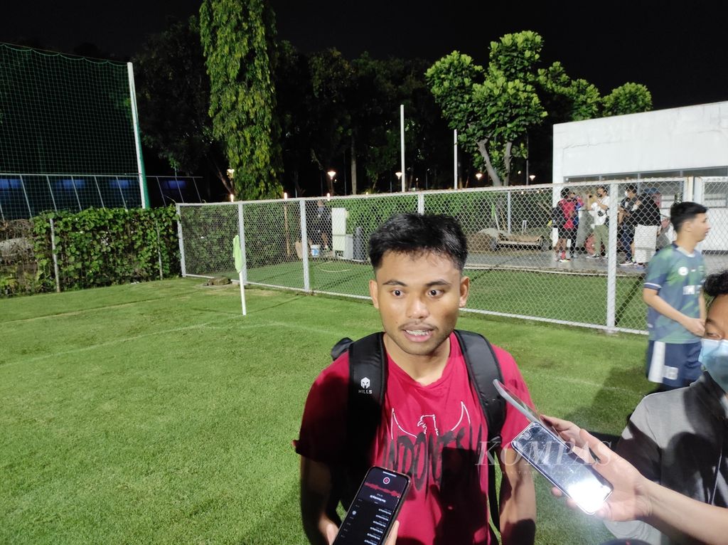 Penyerang sayap Timnas U-23, Saddil Ramdani, menjawab pertanyaan wartawan usai menjalani sesi latihan di Lapangan B Senayan, Jakarta, Sabtu (30/4/2022) malam. Saddil berpeluang tampil pada laga perdana Indonesia di SEA Games 2021 kontra Vietnam, Jumat (6/5).