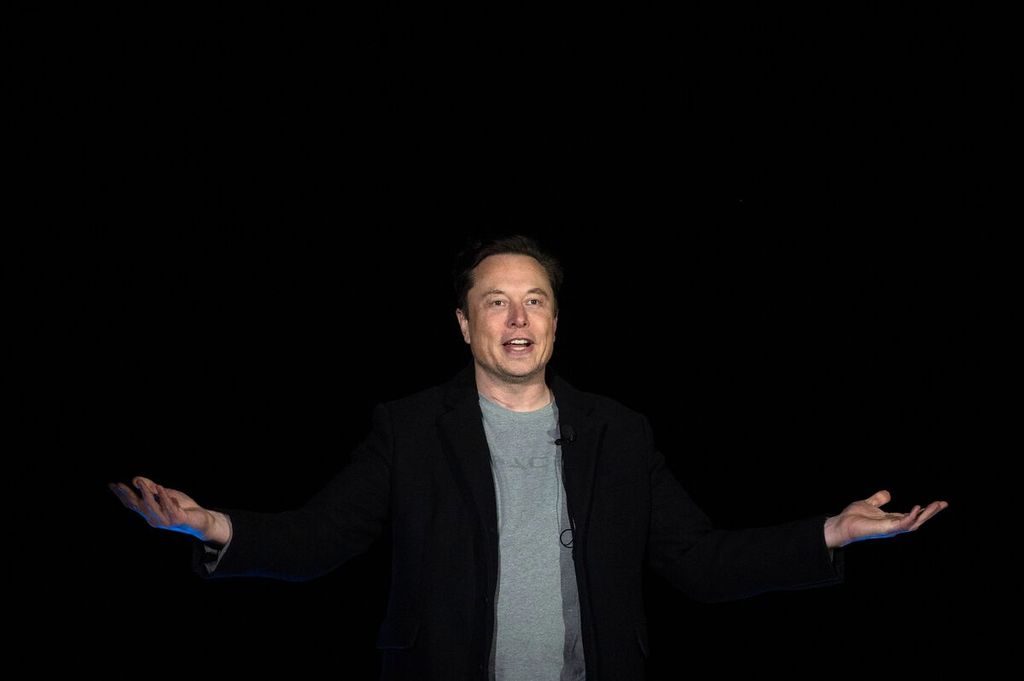 Dalam foto yang diambil pada 10 Februari 2022 ini, pendiri Tesla dan SpaceX, Elon Musk, berbicara di SpaceX's Starbase di South Texas, Negara Bagian Texas, Amerika Serikat. 