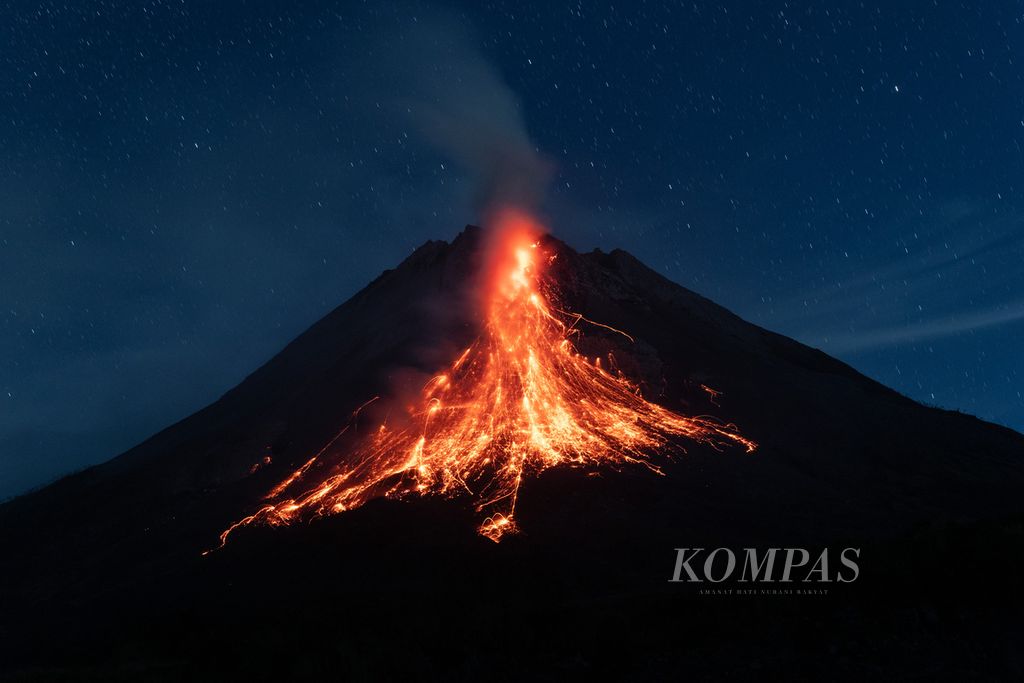 Guguran lava pijar Gunung Merapi terlihat dari Desa Kemiren, Kabupaten Magelang, Jawa Tengah, pada 23 Mei 2023 dini hari.