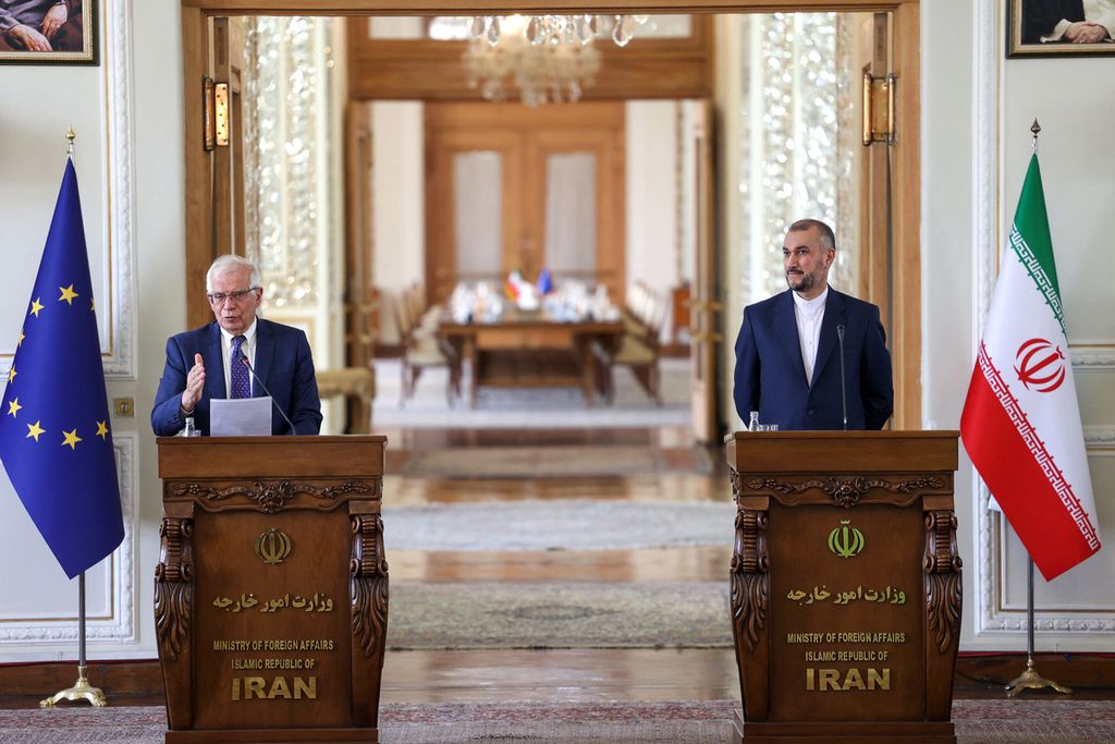 Josep Borrel (kiri), Kepala Kebijakan Luar Negeri Uni Eropa, dan Menteri Luar Negeri Iran Hossein Amirabdollahian (kanan) memberikan keterangan kepada media soal dilanjutkannya kembali perundingan program nuklir Iran, Sabtu (25/6/2022).