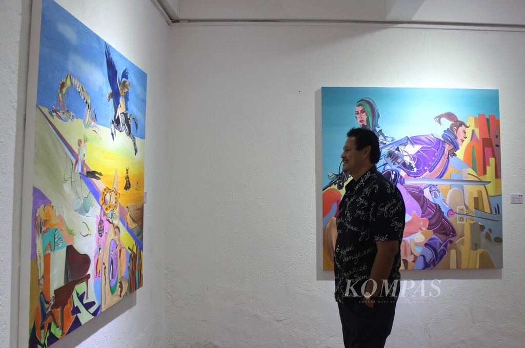 Perupa sekaligus kolektor lukisan, Syakieb Sungkar, melihat karyanya yang dipajang dalam pameran Dreams di Cemara 6 Galeri-Toeti Heraty Museum, Jakarta, (12/6/2023). Pameran yang menampilkan 16 lukisan itu digelar pada 3-17 Juni 2023.