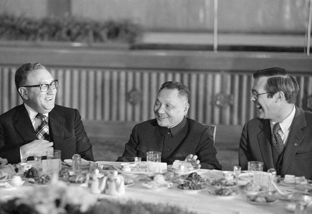 Foto yang diambil pada November 1974 ini menunjukkan Menteri Luar Negeri Amerika Serikat (AS) Henry Kissinger (kiri), Wakil Perdana Menteri China Deng Xiaoping (tengah), dan Kepala Staf Gedung Putih Donald Rumsfeld (kanan) pada perjamuan di Balai Agung Rakyat di Beijing, China.