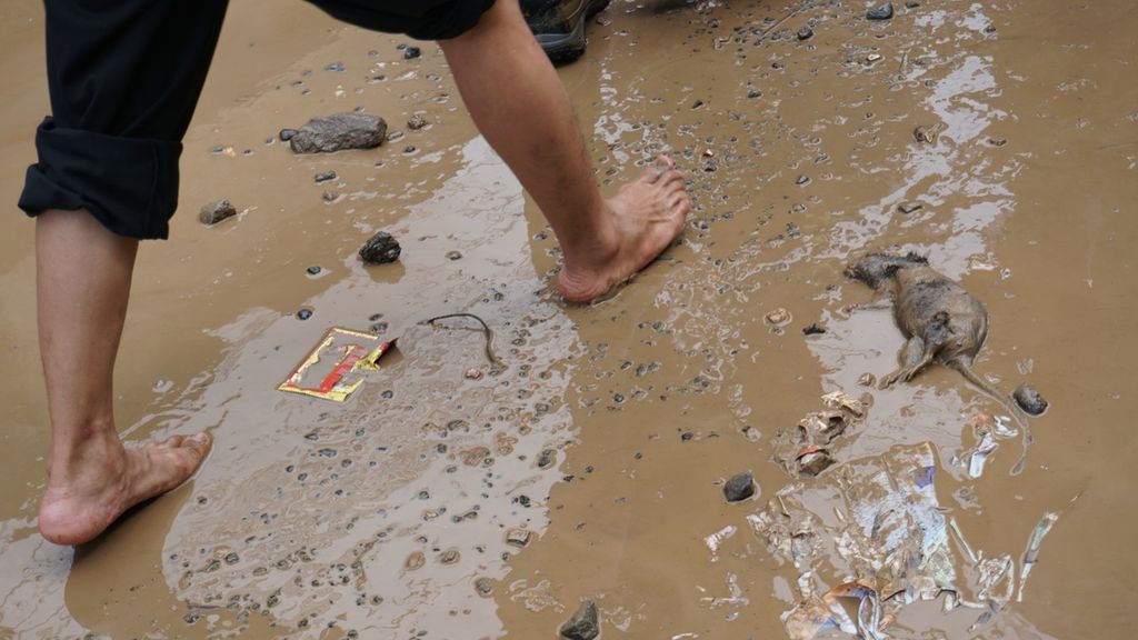 Kondisi pascabajir di Perum Pondok Gede Permai, Jatirasa, Jatiasin, Kota Bekasi, Jawa Barat, Kamis (2/1/2020). Masyarakat terdampak banjir dan longsor yang terjadi di wilayah Jabodetabek berisiko mengalami berbagai jenis penyakit akibat lingkungan yang kotor, seperti ISPA, leptospirosis, dan diare.