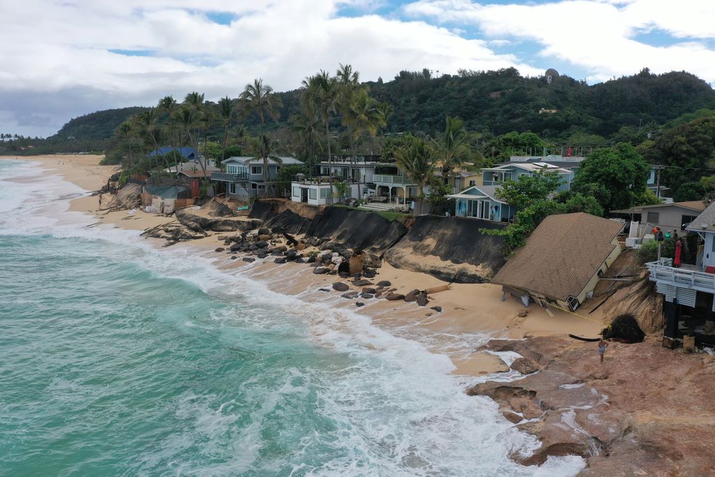 Sebuah rumah ambrol akibat erosi tanah yang sering terkena hantaman gelombang tinggi di kawasan pantai utara Oahu, Hawaii, 28 Februari 2022. Pemerintah Kota Honolulu, Hawaii, tengah menggodok peraturan daerah yang mengatur masalah tempat tinggal warga yang disewakan untuk pelancong.