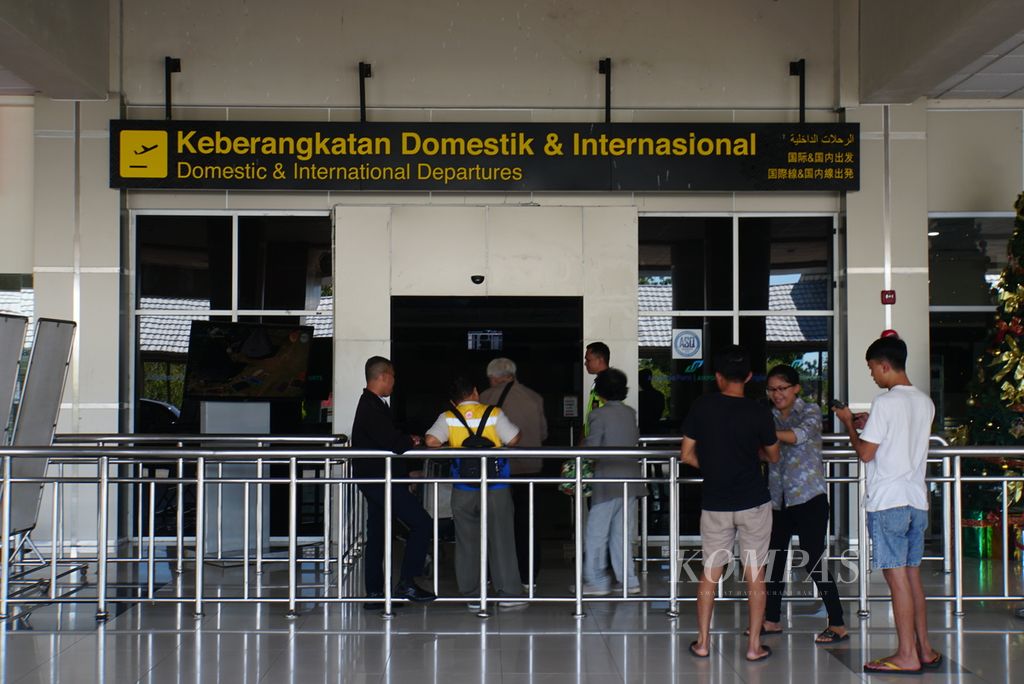 Beberapa calon penumpang masuk ke terminal keberangkatan Bandara Sam Ratulangi di Manado, Sulawesi Utara, yang tampak lengang pada Kamis (7/12/2023). Selama masa angkutan Natal dan Tahun Baru 2024, yaitu 19 Desember 2023-5 Januari 2024, jumlah penumpang diperkirakan naik 16 persen dari 63.991 penumpang selama periode yang sama di 2022.
