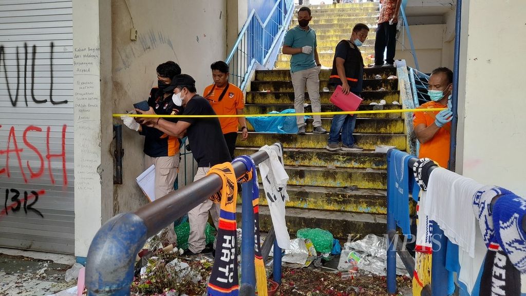 Tim Inafis Polri tengah membuka pintu 14 Stadion Kanjuruhan, Malang, Jawa Timur, Kamis (13/10/2022). Tim datang ke lokasi dalam rangka pendalaman di lokasi yang mengakibatkan ratusan korban jiwa dan luka itu.