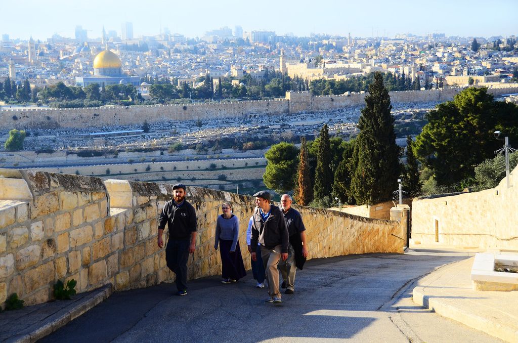 Menikmati sore sambil memandang Dome of the Rock (Qubbat As-Sakhrah), atau kubah batu, ikon kota Jerusalem, (24/12/2015). Kota ini penting bagi tiga agama langit: Yahudi, Kristen, Islam.