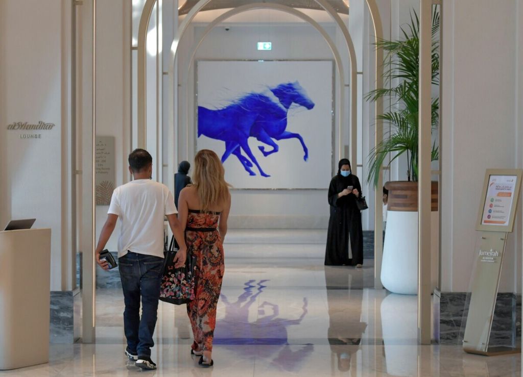 Wisatawan berjalan di selasar Hotel Al Naseem di Dubai, Uni Emirat Arab, 7 Juli 2020. Persepsi wisatawan atas keamanan perjalanan mereka di tengah pandemi Covid-19 menentukan jumlah wisatawan saat berwisata secara global.