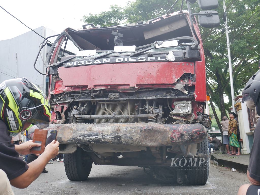 Kondisi mobil truk tronton yang mengalami mesin blong dan menabrak puluhan kendaraan di Simpang Muara Rapak, Kecamatan Balikpapan Utara, Kota Balikpapan, Kalimantan Timur, Jumat (21/1/2022).