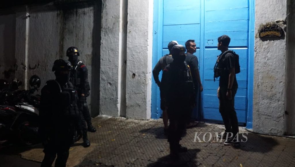 Aparat kepolisian berjaga di depan area Sasonoputro, Keraton Surakarta, Kota Surakarta, Jawa Tengah, Jumat (23/12/2022) malam. Mereka melakukan pengamanan pasca beredarnya kabar gesekan di dalam keraton.
