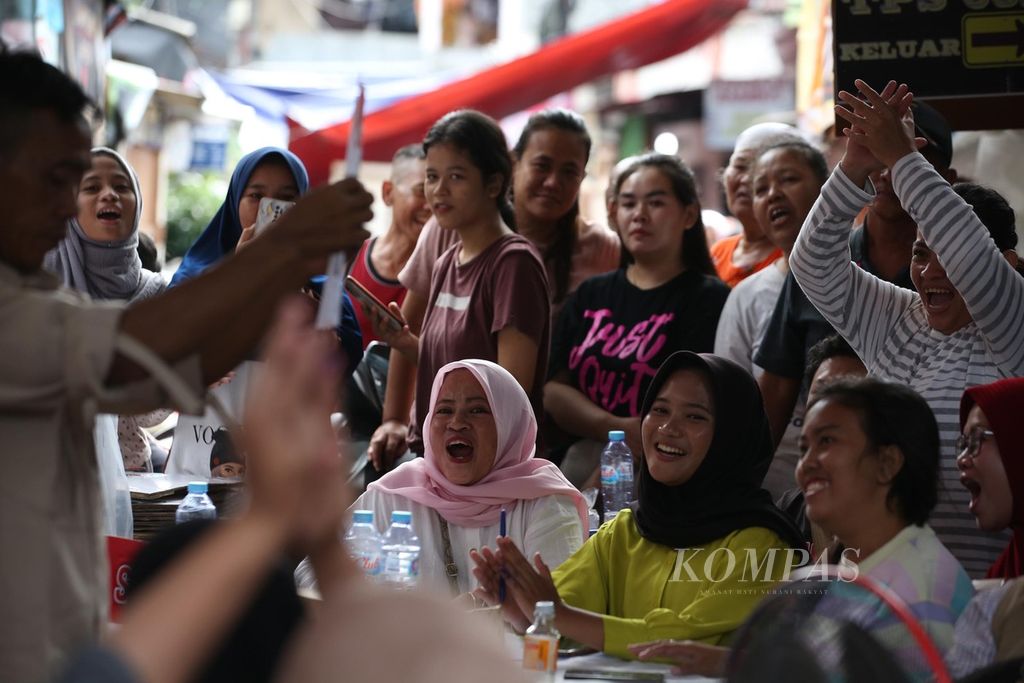 Warga antusias mengikuti jalannya penghitungan surat suara untuk pemilihan presiden dan wakil presiden pada Pemilu 2024 di TPS 31 Kelurahan Petamburan, Jakarta Pusat (14/2/2024). 
