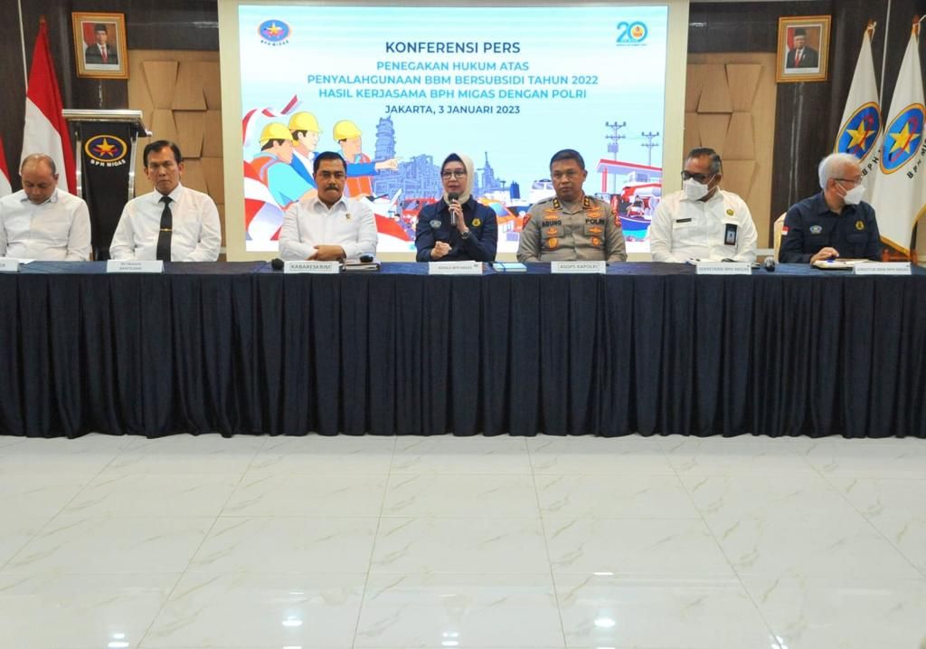 Konferensi pers penegakan hukum atas penyalahgunaan BBM bersubsidi tahun 2022, hasil kerja sama antara BPH Migas dan Kepolisian Republik Indonesia di Jakarta Selatan, Selasa (3/1/2023).