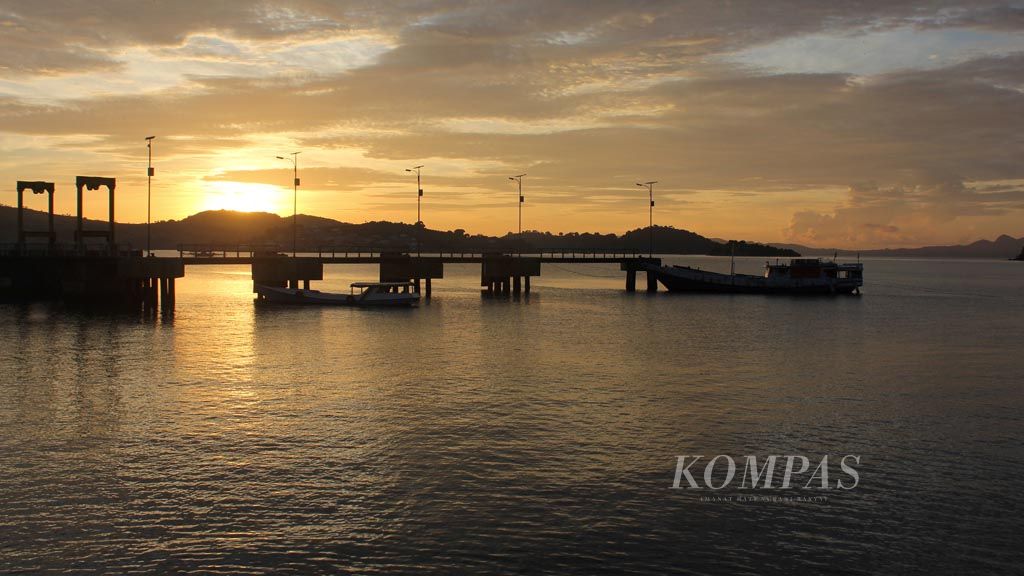 Matahari pagi  bersinar di Pelabuhan Sape, Kabupaten Bima, Nusa Tenggara Barat, Kamis (30/3). Matahari muncul dari balik Pulau Bajo di depan pelabuhan. Cerahnya matahari pagi di Sape, seakan-akan menjadi penda akan bersinarnya industri pariwisata di Sape dan Pulau Sumbawa.