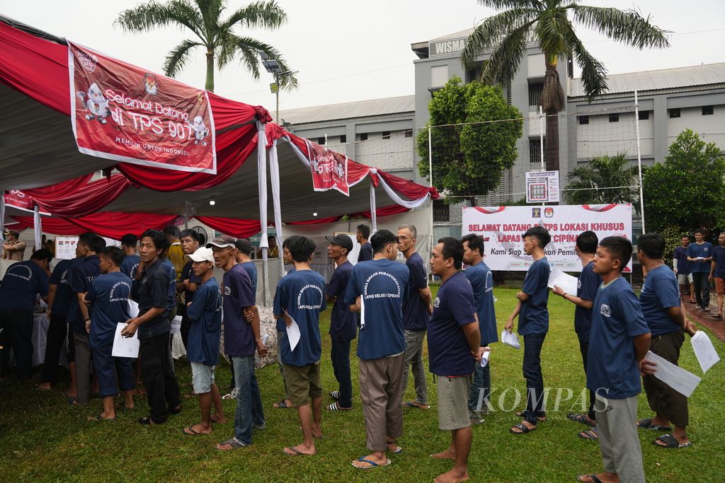 Warga binaan antre mengikuti pencoblosan Pemilu 2024 di Lapas Kelas I Cipinang, Jakarta Timur, Rabu (14/2/2024). 