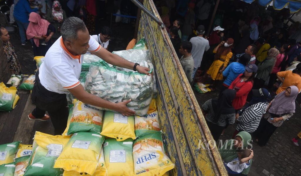 Petugas menyiapkan sejumlah komoditas pangan yang akan dijual dalam kegiatan Gerakan Pangan Murah di Kelurahan Lontar, Kecamatan Sambikerep, Surabaya, Kamis (7/3/2024). Komoditas yang disediakan antara lain 8 ton beras, 500 kilogram gula pasir, dan 2300 liter minyak.