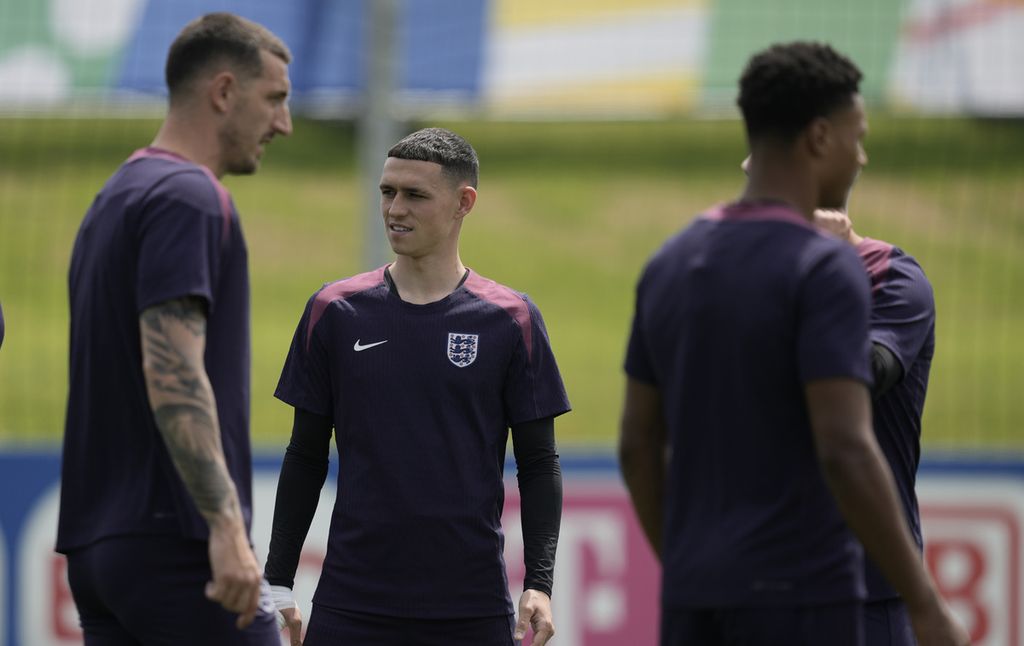 Gelandang Inggris, Phil Foden, mengambil bagian dalam sesi latihan di markas tim di Blankenhain, Thuringia, Jerman, selama Piala Eropa 2024, Kamis (27/6/2024).