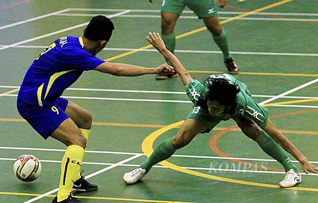 Bintang Timur  Surabaya FC (hijau) menang 4-3 atas Antam FC (biru) di laga semifinal Piala Emas Futsal Indonesia (PEFI) 2017 di GOR Ciracas, Jakarta Timur, Jumat (21/7). Bintang Timur Surabaya FC yang  merupakan juara bertahan PEFI bertekad memenangi partai final PEFI 2017 melawan Pinky Boys dari Makassar, Sulsel, di GOR Ciracas, Sabtu ini.