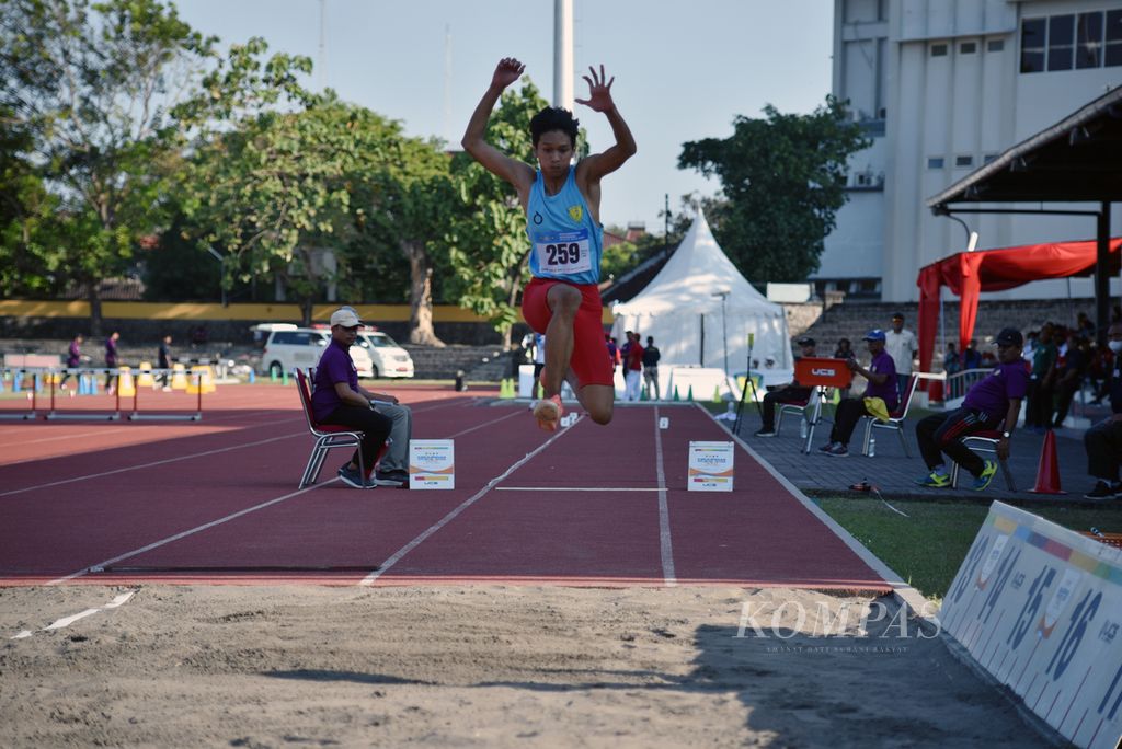 Aksi pelompat jauh remaja atau U-18 DKI Jakarta Abdillah Panca W dalam Kejuaraan Nasional Atletik 2023 di Stadion Sriwedari, Solo, Jawa Tengah, Rabu (21/6/2023). Abdillah menjadi yang terbaik dengan lompatan 14,72 meter.