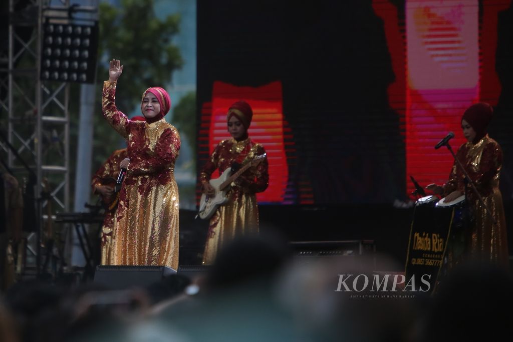 Aksi panggung keompok kasidah asal Semarang, Nasida Ria, tampil dalam Synchronize Festival di Gambir Expo, Kemayoran, Jakarta, Minggu (6/10/2019). Lebih dari 100 musisi lintas generasi dan lintas genre dalam negeri tampil di perhelatan yang berlangsung selama tiga hari ini.