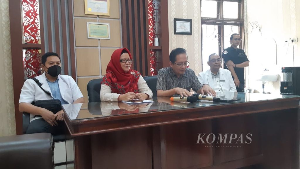 Pihak Rumah Sakit Umum Daerah (RSUD) Pulang Pisau, Klaimantan Tengah, memberikan keterangan saat ditemui wartawan di Pulang Pisau, Selasa (22/8/2023). 