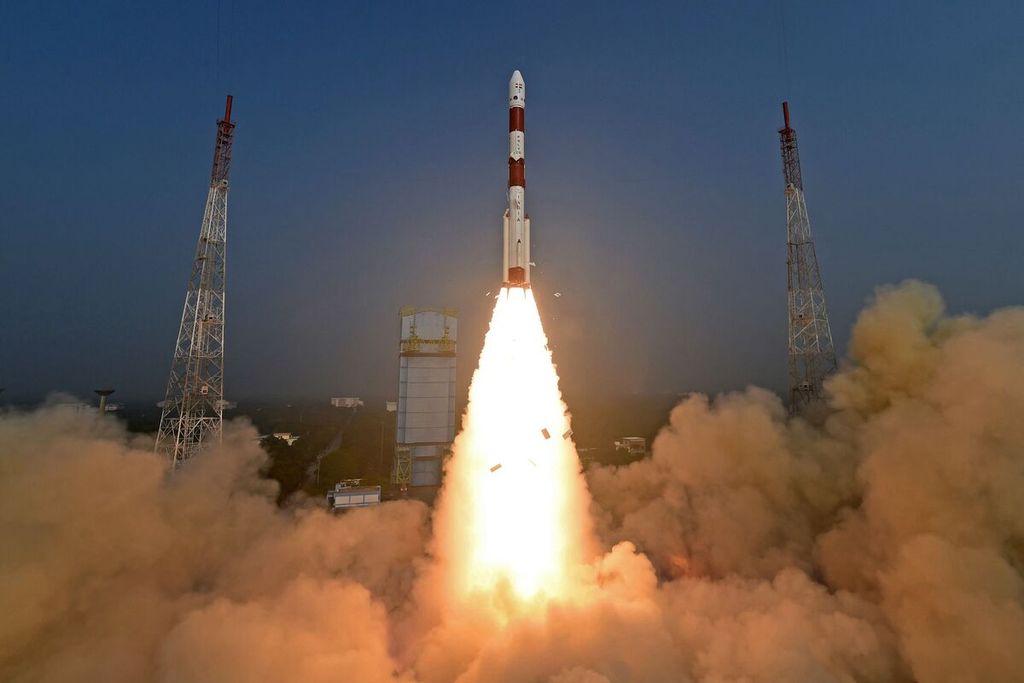 Foto yang dirilis oleh Organisasi Riset Antariksa India atau Indian Space Research Organisation (ISRO), Senin (1/1/2024), ini memperlihatkan peluncuran roket PSLV-C58 pengangkut X-ray Polarimeter Satellite (XPoSat) dari Pusat Luar Angkasa Satish Dhawan di Sriharikota, India. 