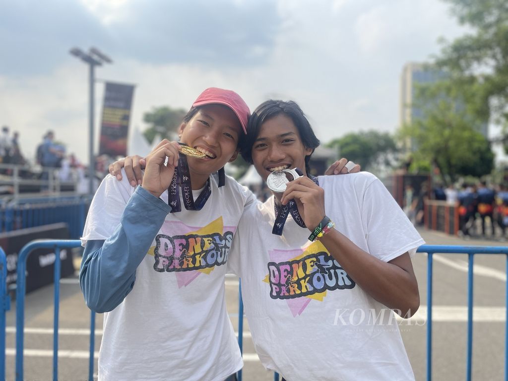 Gavryel G Denel (kanan) dan kakaknya, Mikayla K Denel, memamerkan medali mereka dalam nomor <i>speed </i>pada ajang Brick Parkour Asian Tour Indonesia 2023 di tempat parkir AEON Mall BSD City, Tangerang, Banten, Minggu (13/8/2023).