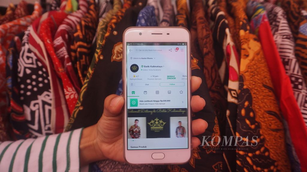 Seorang karyawan dari Batik Kalimataya menunjukkan lapak daringnya pada lokapasar Tokopedia, di Stadion Manahan, Kota Surakarta, Jawa Tengah, Sabtu (30/7/2022). Bisnis tersebut masih berskala UMKM. Optimalisasi pemasaran dilakukan secara digital untuk memperluas jangkauan pasar.