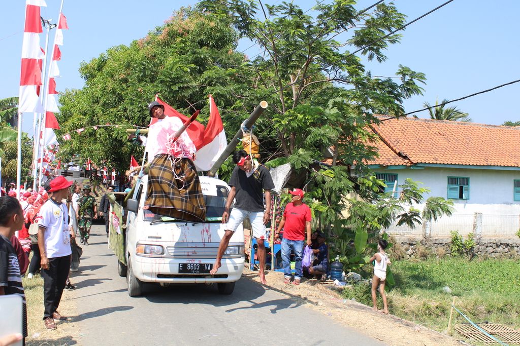 Sejumlah kreasi warga mewarnai arak-arakan Milangkala Desa Keboncau ke-104 dan HUT Ke-79 RI di dekat lapangan desa, Kecamatan Ujungjaya, Sumedang, Jawa Barat, Selasa (20/8/2024).