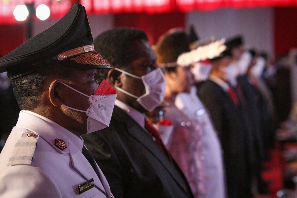 Penjabat Gubernur Papua Pegunungan Nikolaus Kondomo (kiri) menyanyikan lagu "Indonesia Raya" dalam acara peresmian provinsi dan pelantikan penjabat gubernur di Kementerian Dalam Negeri, Jakarta, Jumat (11/11/2022). Menteri Dalam Negeri Tito Karnavian meresmikan tiga provinsi baru di Papua, yakni Papua Selatan, Papua Tengah, dan Papua Pegunungan. Selain itu, Mendagri juga melantik tiga penjabat gubernur yang akan memimpin tiga provinsi tersebut. Peresmian tiga provinsi baru ini diharapkan mampu mempercepat pembangunan di Papua. 