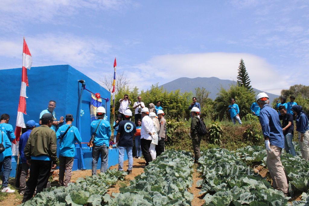 Suasana peresmian bak penampungan air dalam acara Serah Terima Program Penyediaan Air Bersih untuk Penyintas Gempa Cianjur di Kampung Karamat, Desa Sukamulya, Kecamatan Cugenang, pada Rabu (28/8/2024). Infrastruktur ini mengatasi persoalan warga Karamat akan sulitnya mendapat air bersih.