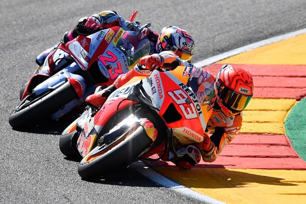 Pebalap tim Ducati Gresini Enea Bastianini (kiri) dan pebalap tim Repsol Honda Marc Marquez memacu motor mereka pada sesi latihan bebas keempat MotoGP seri Aragon di Sirkuit Alcaniz, Aragon, Spanyol, Sabtu (17/9/2022).