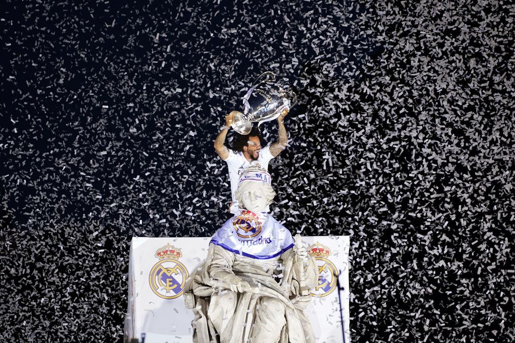 Pemain belakang Real Madrid, Marcelo, mengangkat trofi Liga Champions saat parade di Alun-alun Cibeles, Madrid, Spanyol, Minggu (29/5/2022). Real Madrid mengalahkan Liverpool, 1-0,  dalam pertandingan final Liga Champions Eropa antara Liverpool dan Real Madrid di Stadion Stade de France, Paris, Perancis, Sabtu (28/5/2022).