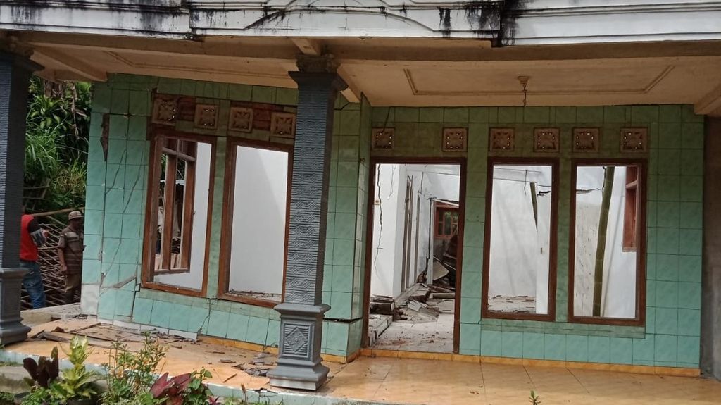 Kondisi rumah warga yang rusak akibat tanah bergerak di Dusun Ganten, Desa Tulungrejo, Kabupaten Malang, Jawa Timur, pada awal Maret 2023.