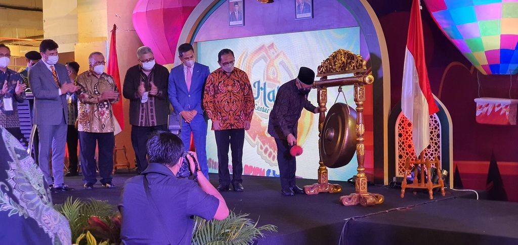 Wakil Presiden Maruf Amin memukul gong tanda peluncuran Laporan Indikator Ekonomi Islami Global 2022 di Thamrin City, Jakarta, Selasa (24/5/2022). Dalam acara ini, sekaligus diluncurkan pula Ritel Modern Peduli Produk Halal, Halal Center Indonesia, dan aplikasi pemindai halal Haliv.