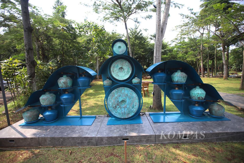 Instalasi berjudul "Sayap Sukacita" karya seniman Aaron Taylor Kuffner dalam perhelatan Art Jakarta Gardens di Hutan Kota by Plataran, Senayan, Jakarta.Sabtu (9/4/2022). 