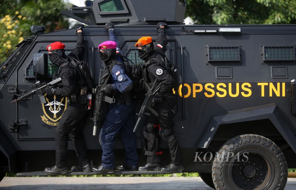 Personel Koopssus TNI menaiki mobil kendaraan taktis saat latihan penanggulangan terorisme di kawasan Ancol, Jakarta Utara, Selasa (21/6/2022). 