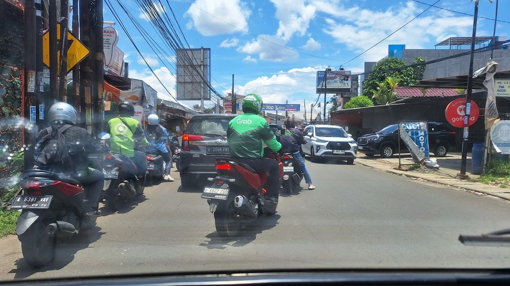 Kemacetan arus lalu lintas dari angkot rute Lebak Bulus ke Parung di Jalan Lebak Bulus Raya, Jakarta Selatan, Selasa (5/3/2024).