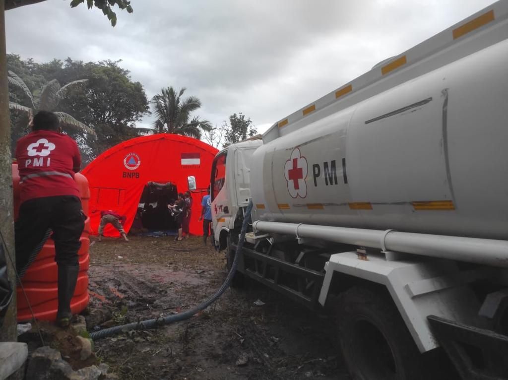 Palang Merah Indonesia memberikan bantuan air bersih ke lokasi terdampak gempa di Kabupaten Cianjur, Jawa Barat.
