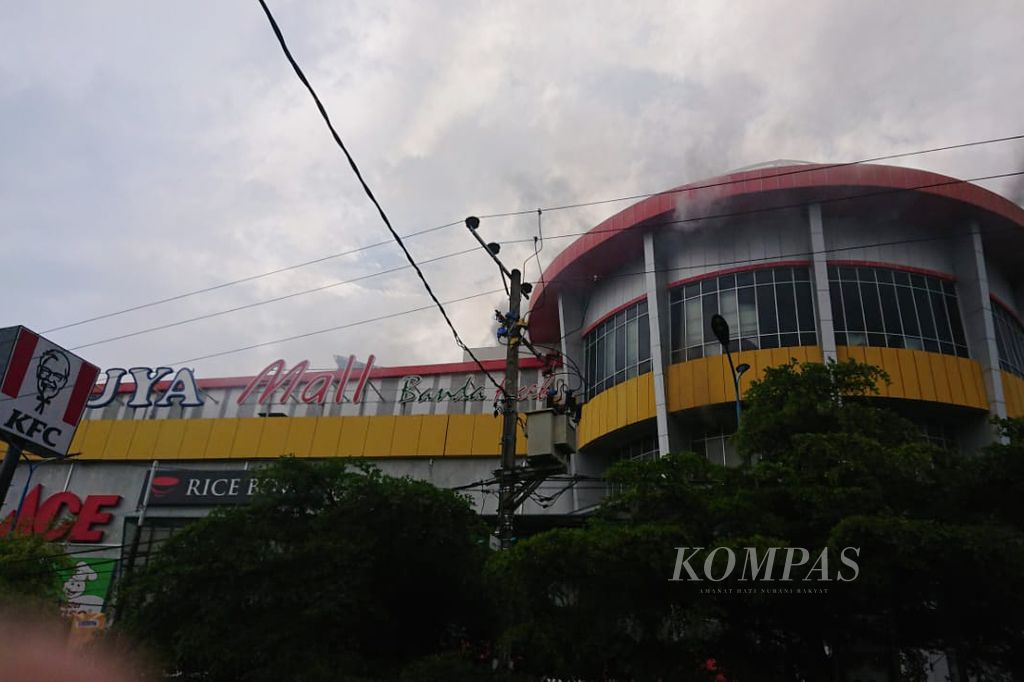 Petugas berusaha memadamkan api yang membakar gedung pusat belanja modern, Suzuya Mall, di Kota Banda Aceh, Provinsi Aceh, Senin (4/4/2022). Polisi masih menyelidiki penyebab kebakaran. Adapun kerugian ditaksir mencapai miliaran rupiah.