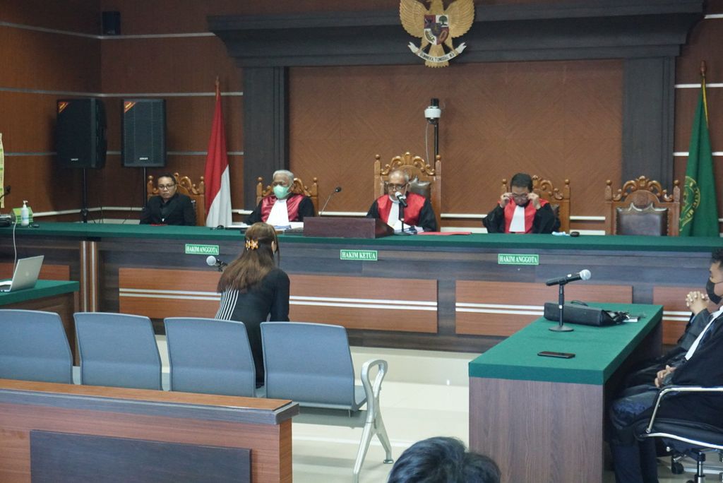 Bekas Bupati Kepulauan Talaud Sri Maria Wahyumi Manalip menghadiri sidang putusan perkara korupsi, Selasa (25/1/2022), di Pengadilan Negeri Manado, Sulawesi Utara.