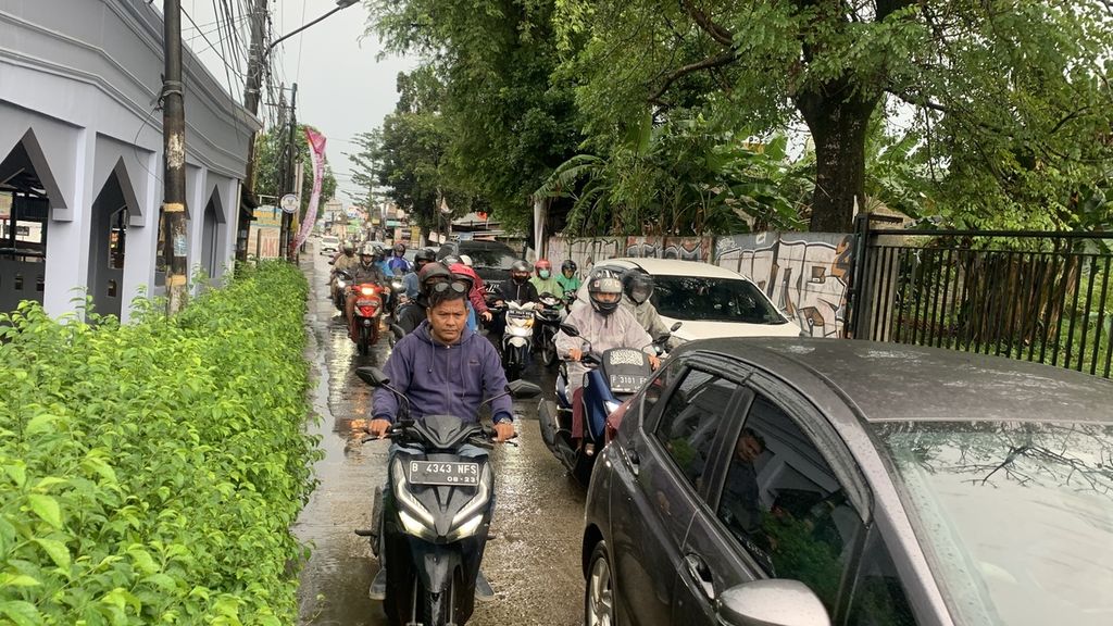  Suasana lalu lintas dari arah Jalan Ciater Barat menuju perempatan Viktor, Tangerang Selatan, pada hari pertama pemberlakuan SSA, Kamis (2/3/2023).