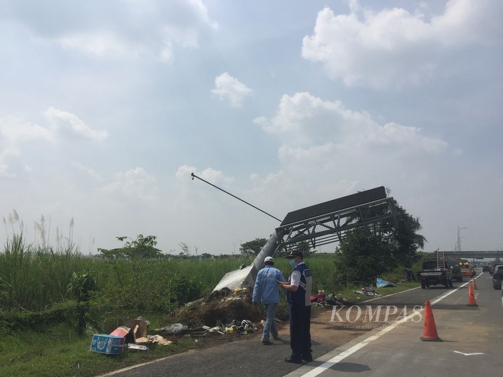 Lokasi kecelakaan fatal di jalur A Kilometer 712 Jalan Tol Surabaya-Mojokerto, Jawa Timur, Senin (16/5/2022). Bus pariwisata PO Ardiansyah mengalami kecelakaan tunggal atau tidak melibatkan kendaraan lain dengan menabrak tiang VMS sehingga mengakibatkan 15 orang meninggal dan 19 orang terluka.