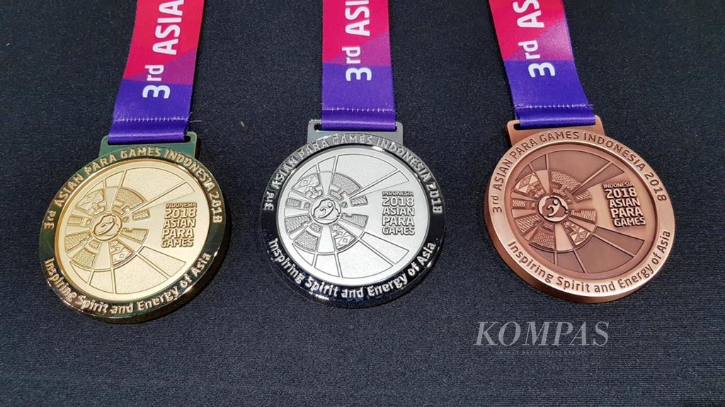 Bentuk bagian depan medali Asian Para Games 2018 yang ditunjukkan seusai konferensi pers di Jakarta, 5 Oktober 2018. Medali itu terinspirasi dari medali Paralimpiade Rio de Janeiro 2016, yakni terdapat butiran bola di dalamnya sehingga menimbulkan suara. 