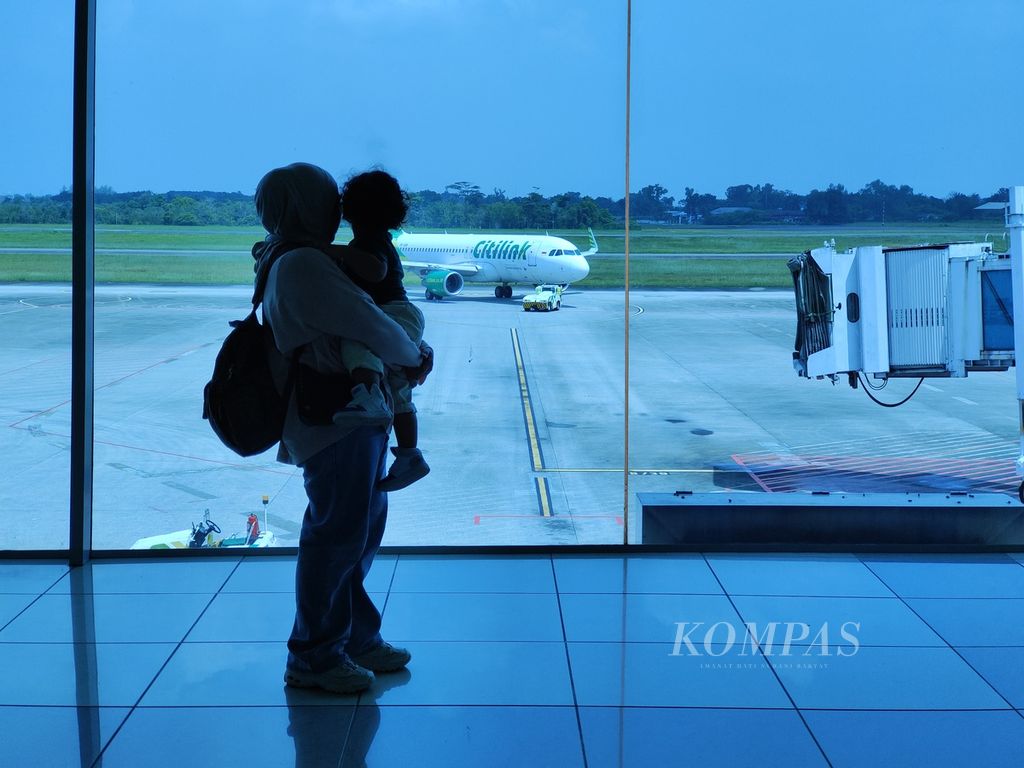 Suasana pesawat yang akan terbang dari Bandara Sultan Mahmud Badaruddin II Palembang, Sumatera Selatan, Sabtu (27/4/2024), setelah  tidak lagi menyandang status bandara internasional. 