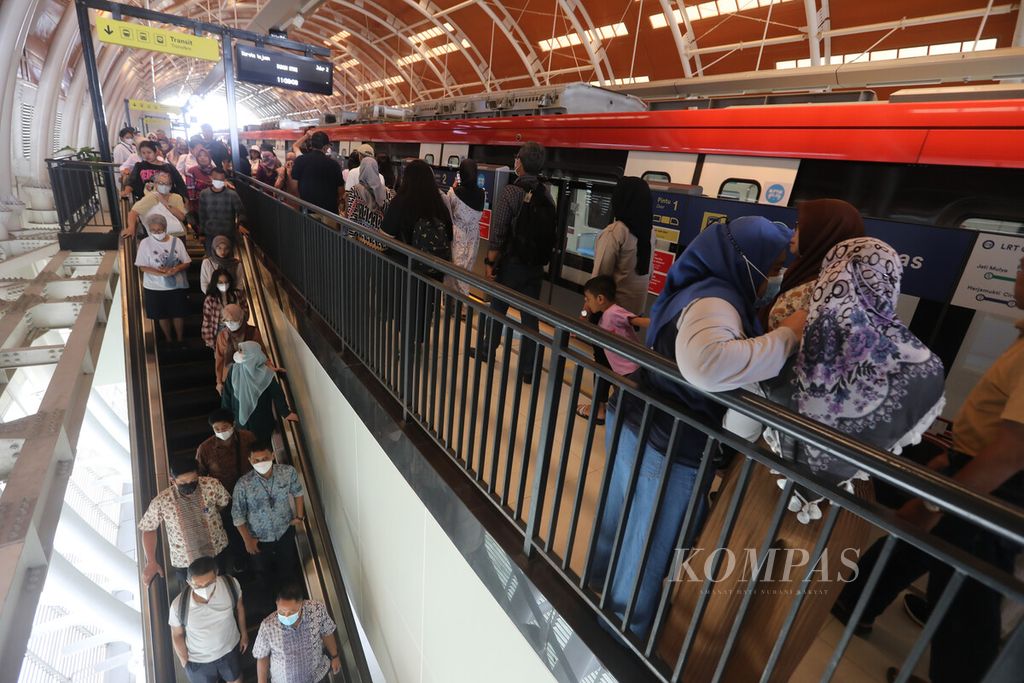 Penumpang Lintas Rel Terpadu Jakarta-Bogor-Depok-Bekasi (LRT Jabodebek) ruas Bekasi-Dukuh Atas turun di Stasiun Dukuh Atas, Jakarta Pusat, Selasa (29/8/2023). LRT Jabodebek baru saja diresmikan Presiden Joko Widodo (Jokowi) pada Senin (28/8). 