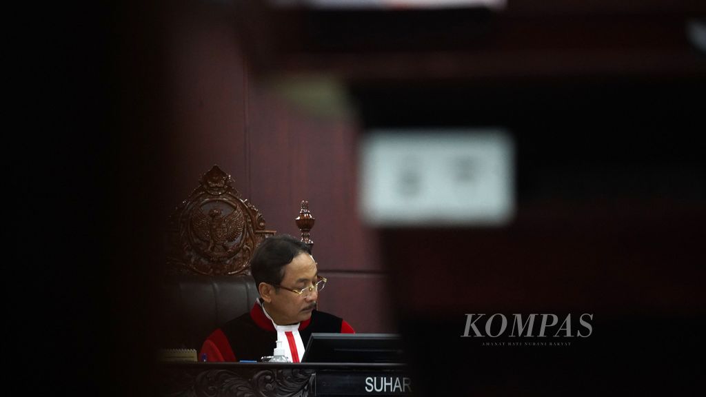 Ketua Mahkamah Konstitusi Suhartoyo (tengah) saat memimpin sejumlah agenda sidang putusan di MK, Jakarta, Kamis (29/2/2024).