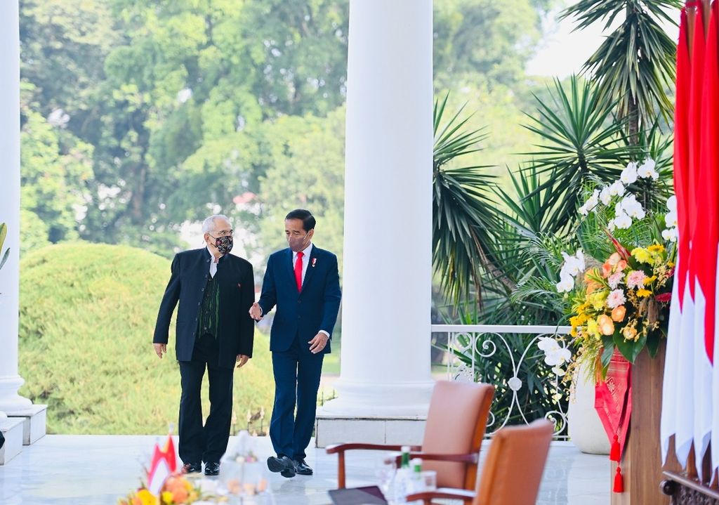 Presiden Joko Widodo dan Presiden Republik Demokratik Timor Leste José Ramos Horta berjalan menuju beranda Istana Kepresidenan Bogor, Selasa (19/7/2022). Di beranda ini, pertemuan empat mata dilangsungkan.