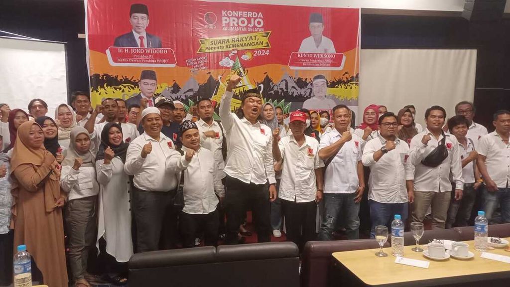 Sukarelawan pendukung Joko Widodo yang tergabung dalam Pro Jokowi (Projo) menyampaikan hasil Konferensi Daerah Projo Kalimantan Selatan di Banjarmasin, Minggu (6/8/2023).