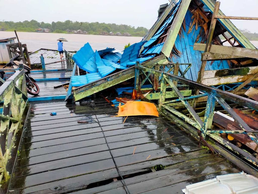 A building that was heavily damaged by a tornado in Mantangai, Kapuas Regency, Central Kalimantan, Wednesday (23/2/2022)..