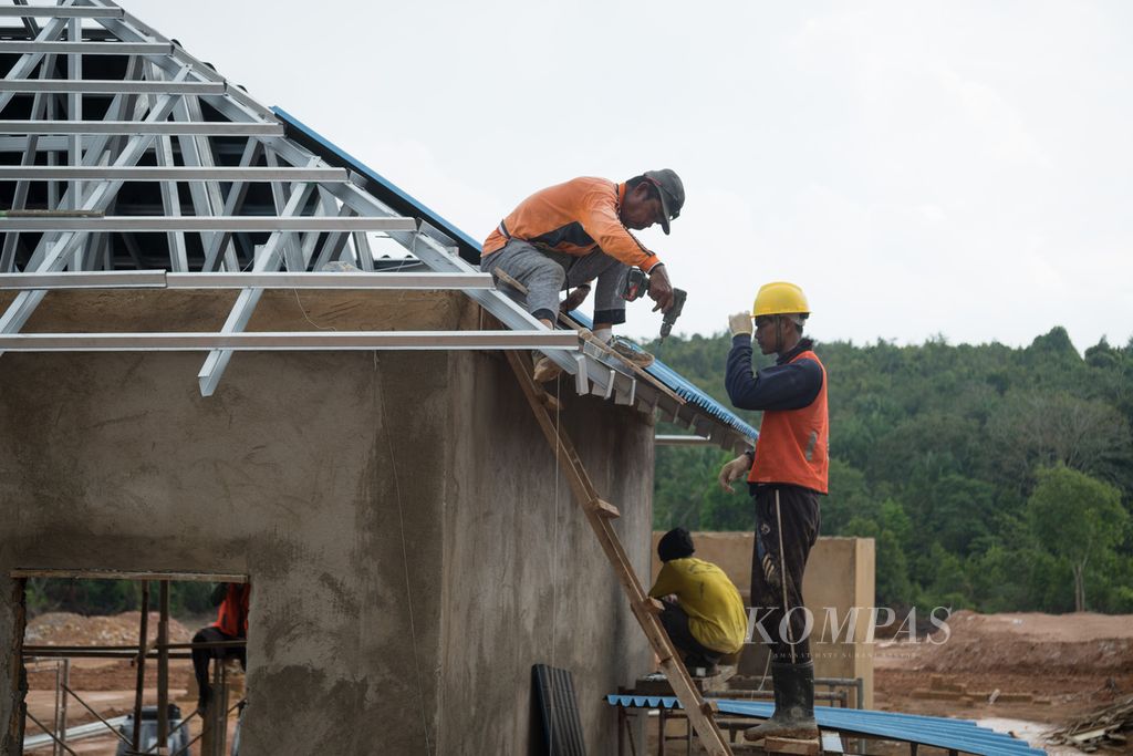 Pekerja membangun rumah contoh relokasi warga terdampak pembangunan Proyek Strategis Nasional Rempang Eco City di Kampung Tanjung Banun, Pulau Rempang, Batam, Selasa (5/3/2024).